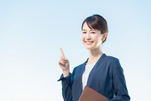 人差し指を立てる女性